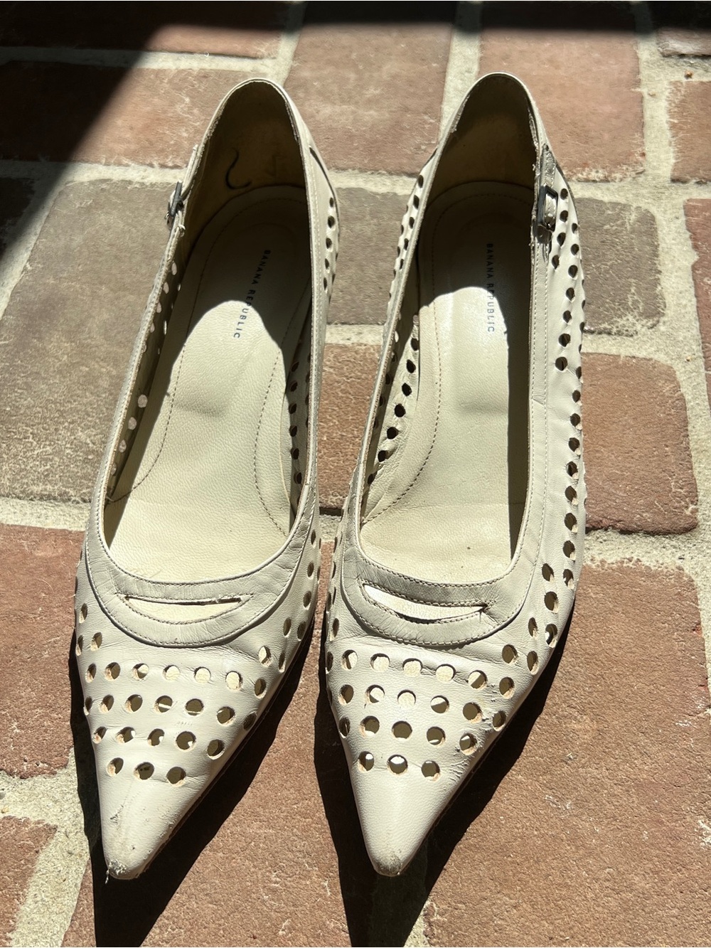 Banana Republic Cream Pointed Perforated Kitten Heels